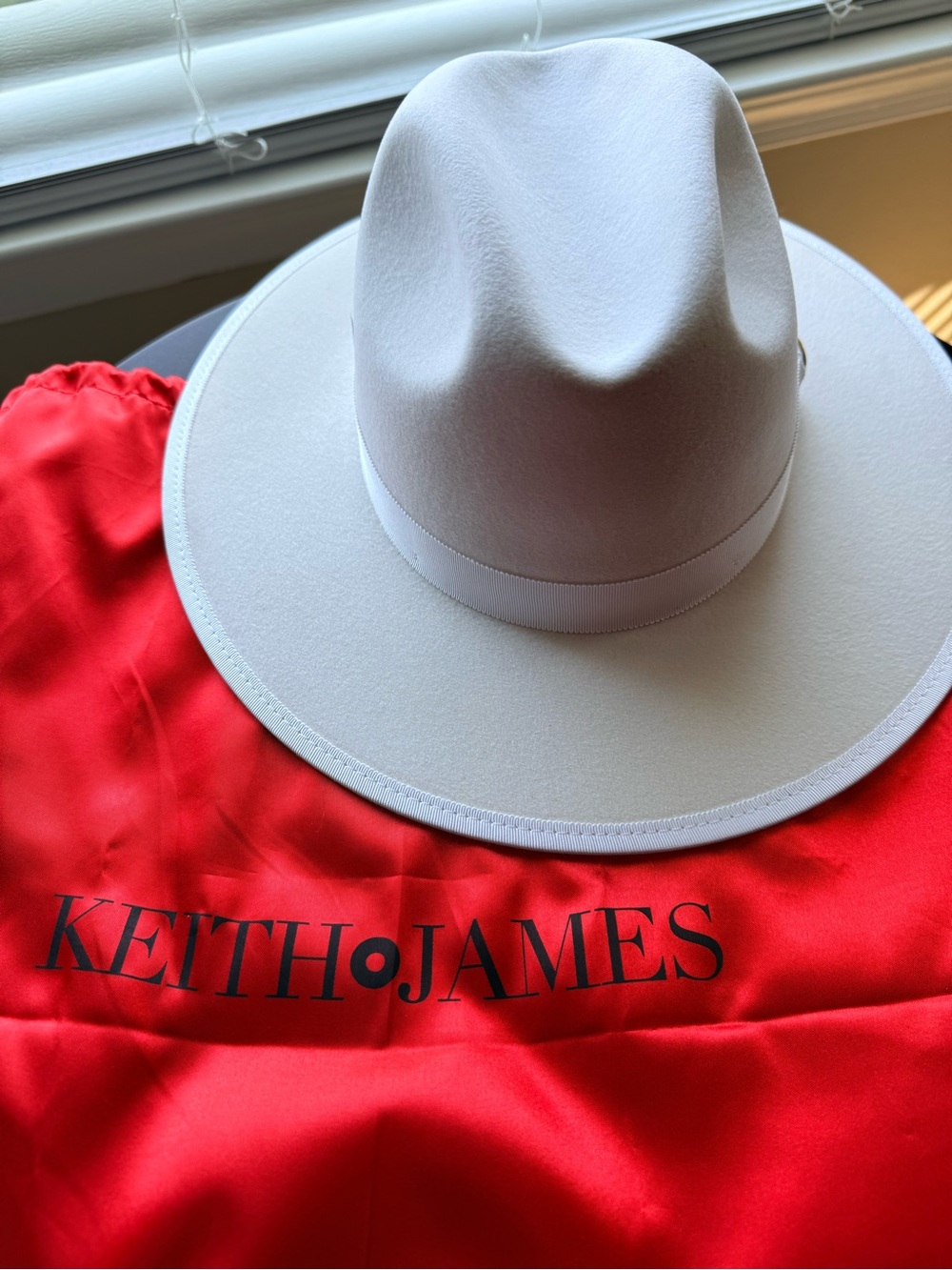 Keith James Queen Wide Brim Hat in Snow White.  Size medium. See size chart.